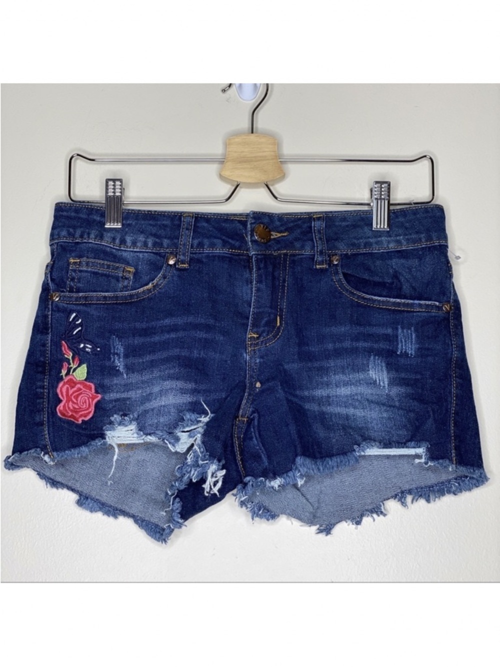 VIP ROSE EMBROIDERED SHORTS SIZE 3/4